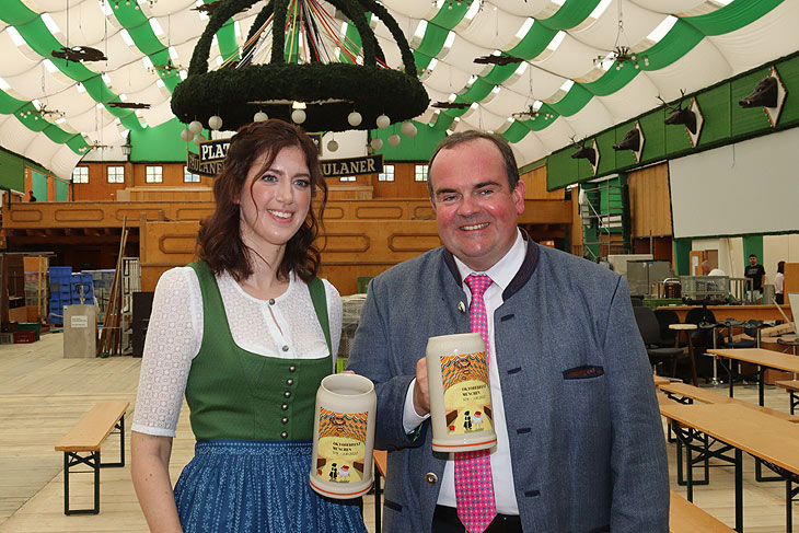 Claudia Pichler präsentierte den Wiesnkrug 2022, hier zusammen auf dem Bild im Armbrustschützen-Festzalt mit Festleiter Clemens Baumgärtner  (©Foto:Martin Schmitz)